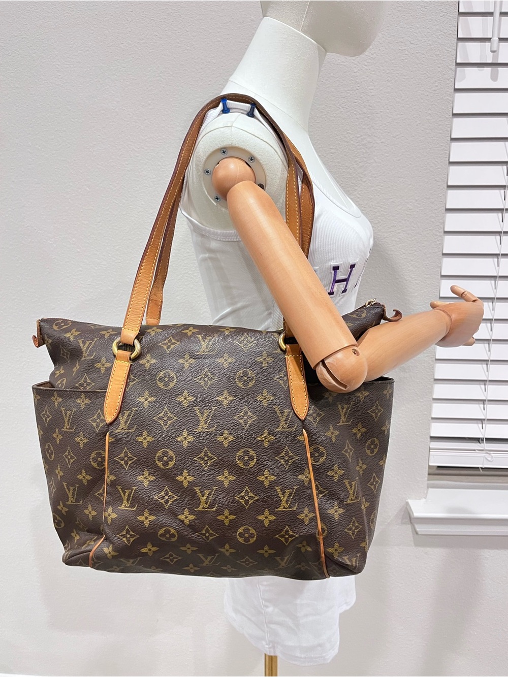 LOUIS VUITTON MONOGRAM TOTALLY MM TOTE BAG.